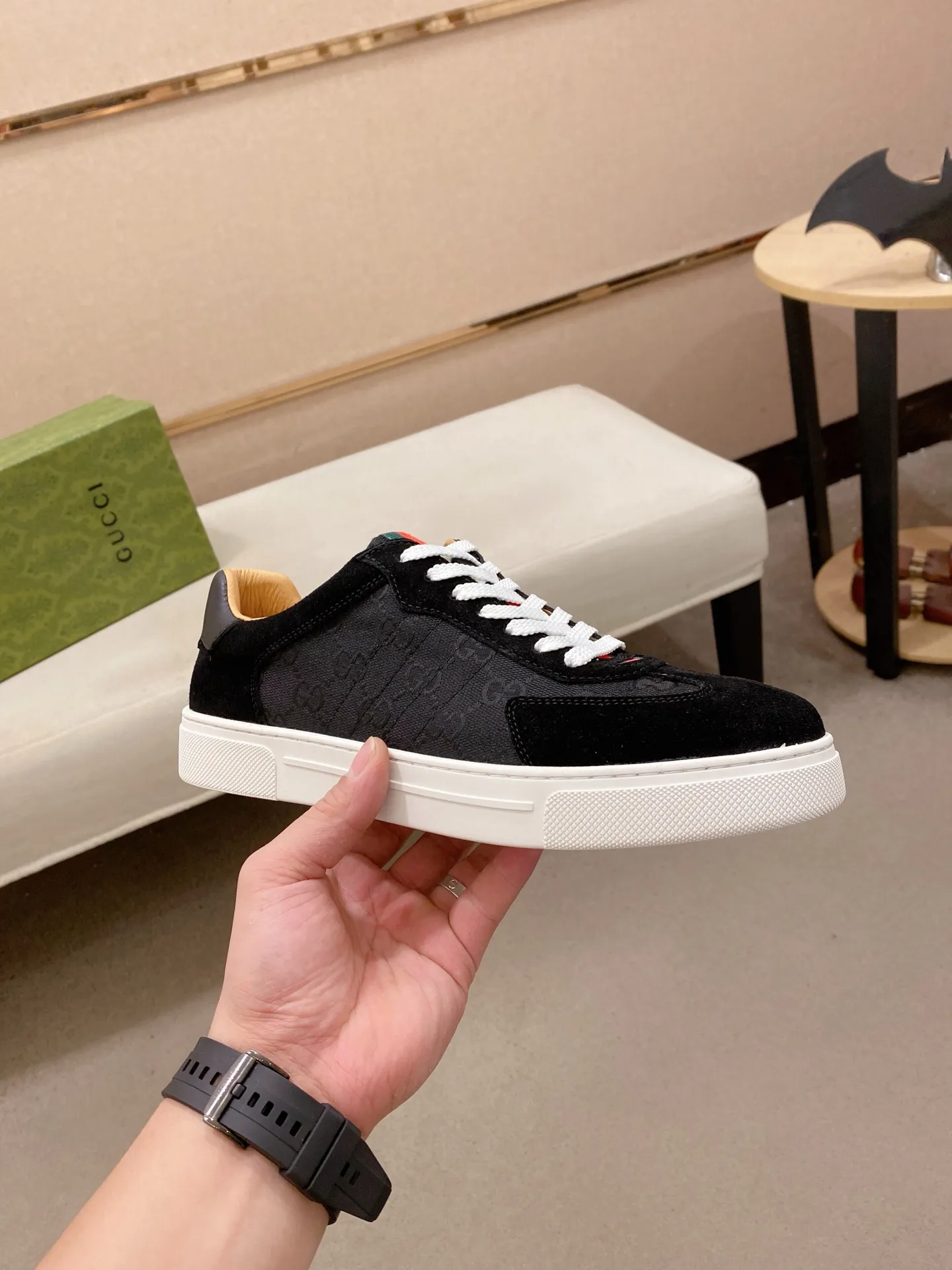 Factory price: 440💰 (GUCCI) The latest model from the official website 🎁🎁Casual and fashionable men's shoes👟, hot style 💥The version is simple and elegant, exclusive for trendy men. Unique official website latest brand elements 👑Gucci original decoration, fashionable and generous, the fabric is original cowhide ✅sheepskin lining, the official website specifies wear-resistant casual outsole, the classic model is taken in kind at the counter🎬38-44 (45 is not returned or exchanged)